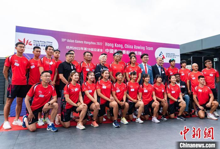 图为中国香港赛艇队教练及队员与嘉宾合影。　侯宇 摄