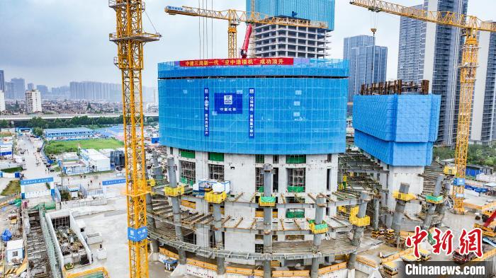 武汉造“空中造楼机”升级：更快更轻更智能 | 极目新闻