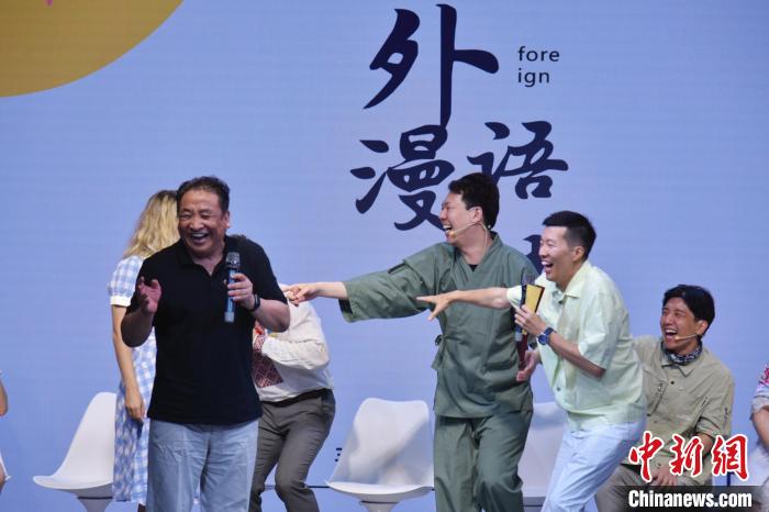 图为表演现场。(“相声遇上‘歪果仁’”团队供图)