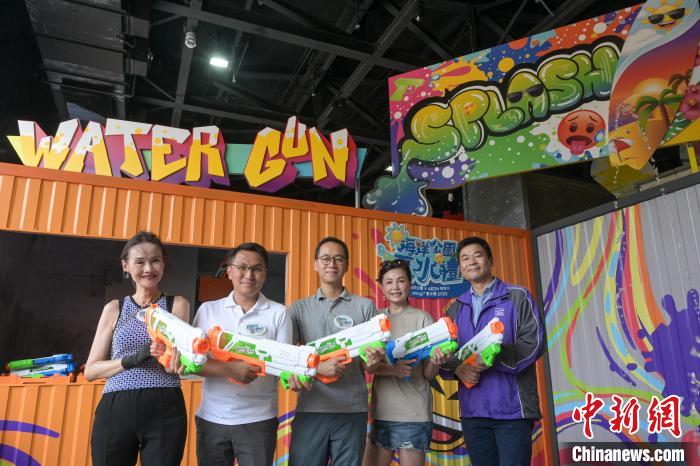 勇闯街头水战大激斗。　陈永诺 摄