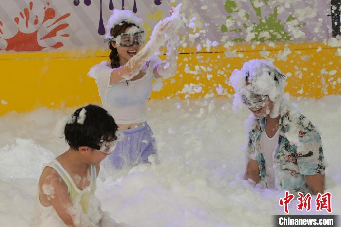 梦幻泡泡派对。　陈永诺 摄