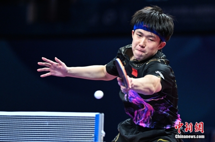 资料图：王楚钦在比赛中。图片来源：视觉中国