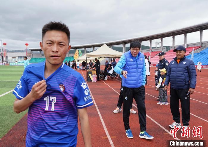 图为范志毅(左二)给球员指导战术。　马铭言 摄