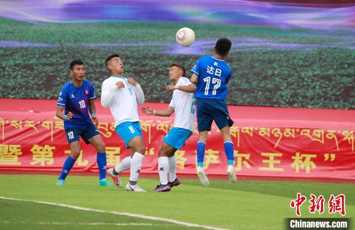 图为班玛队(白)和达日队两队队员们正在比赛。　马铭言 摄