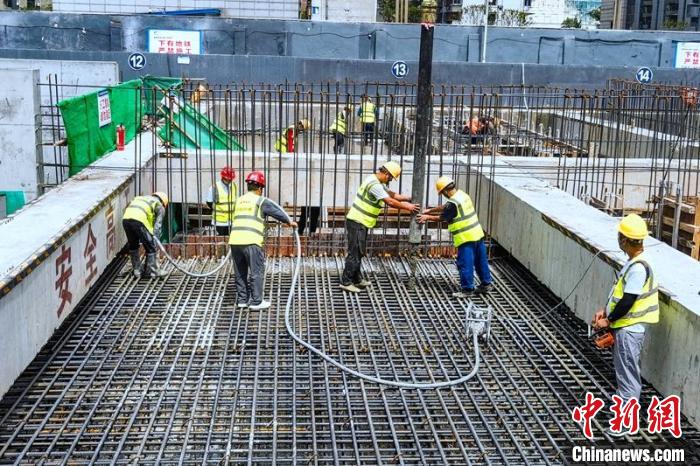 工人师傅正在加紧成都轨道交通18号线三期骡马市站主体结构浇筑施工作业。　刘忠俊 摄