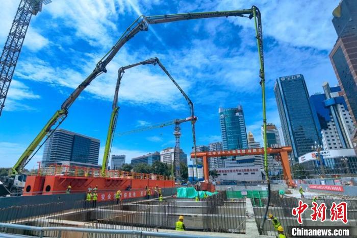 成都轨道交通18号线三期骡马市站主体结构浇筑现场。　刘忠俊 摄