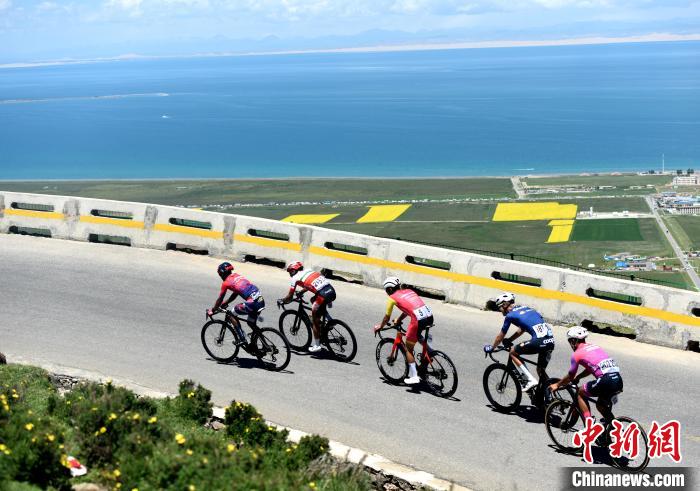 图为车手比赛中。　薛蒂 摄