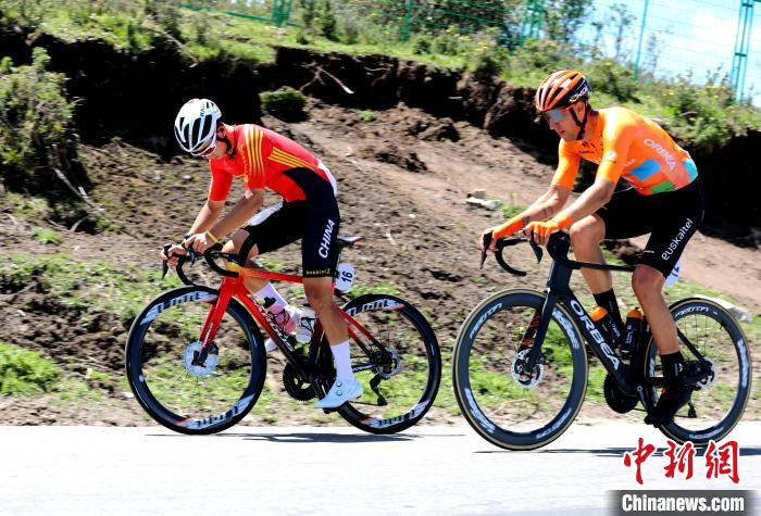 图为车手比赛中。　薛蒂 摄