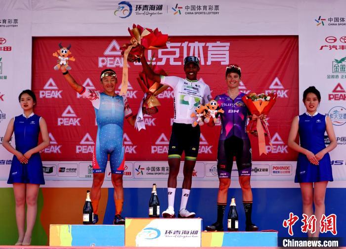 图为获得赛段前三的车手。　薛蒂 摄