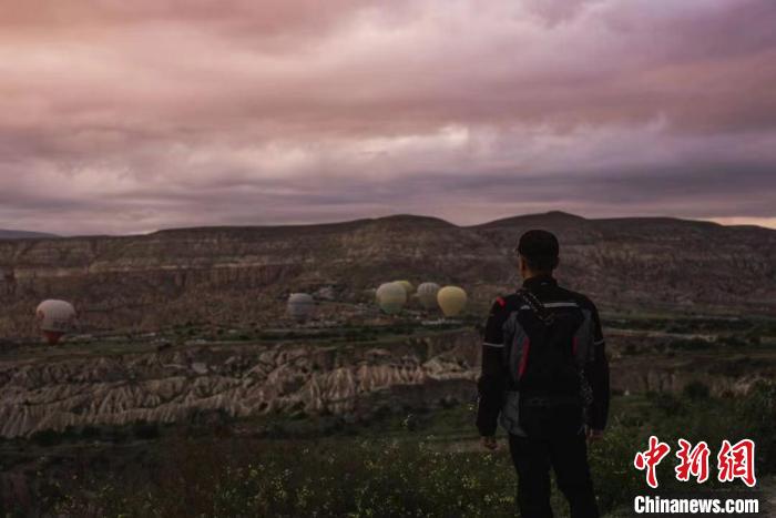 摩旅团成员打卡土耳其热气球基地 邓建义 供图