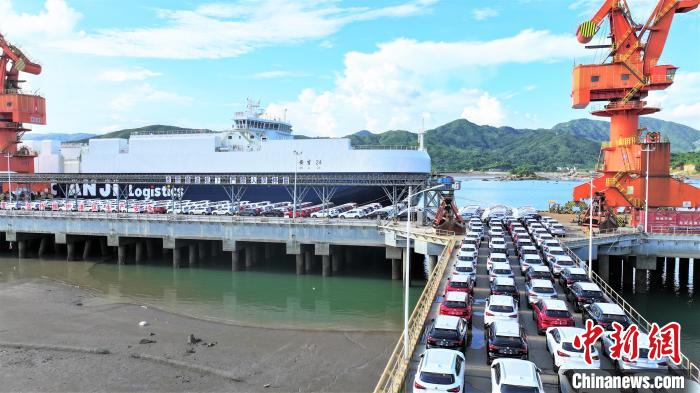 出口车辆准备装载“登”船。　苏晨伟 摄