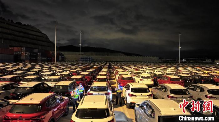 7月17日，宁德边检站移民管理警察开展夜间巡查勤务。　刘怡武 摄