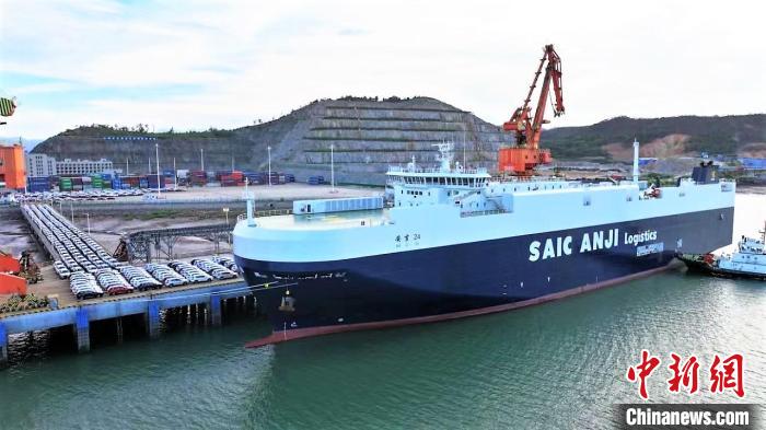 出口车辆正在进行装船作业。　刘怡武 摄