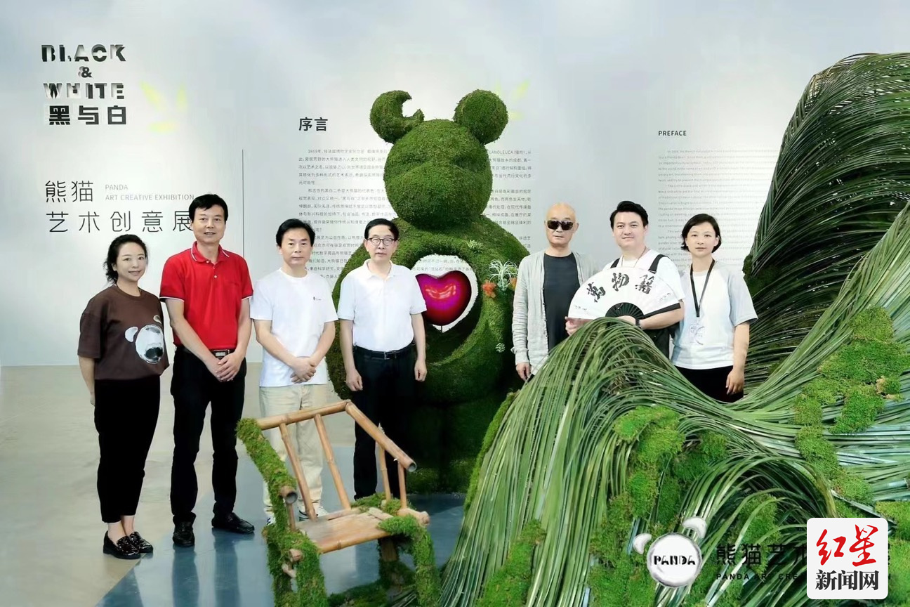 方梓熙（右一）