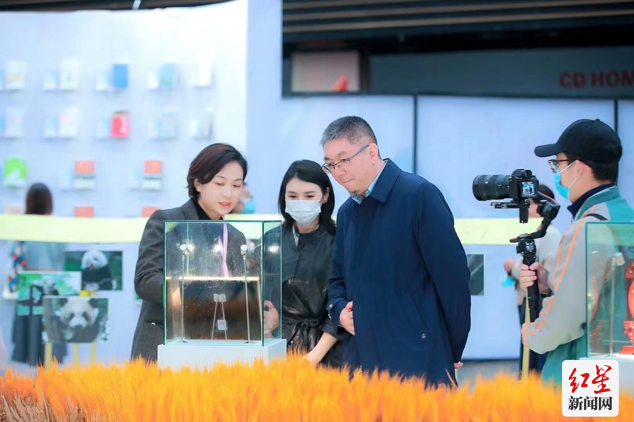 方梓熙 （左一）