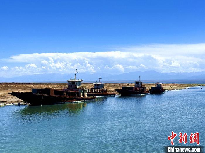 图为茶卡盐湖中曾经使用过的采盐船。　李隽 摄