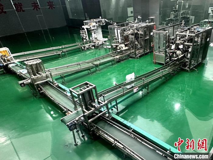 图为茶卡盐现代化生产线。　李隽 摄