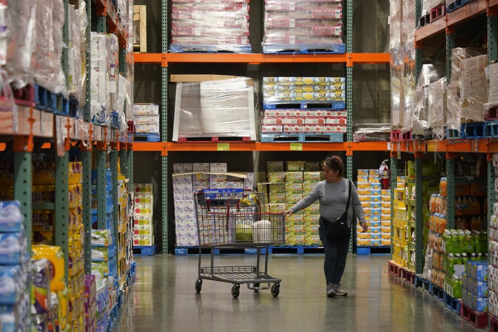 6月29日，顾客在美国旧金山湾区福斯特城一家超市购物。新华社记者 吴晓凌 摄