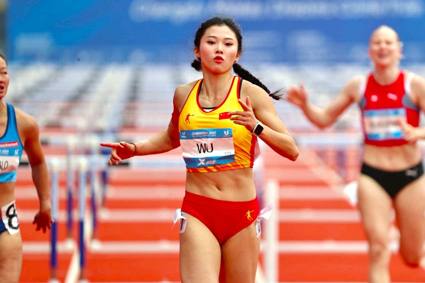 大运会女子100米跨栏小组赛 吴艳妮位列小组第一晋级半决赛