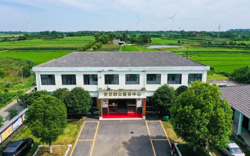 焕然一新的柴岗村党员群众服务中心。