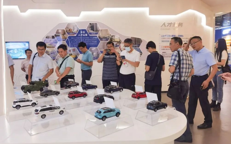 高层次专家参观武汉经济开发区企业。湖北省人社厅供图