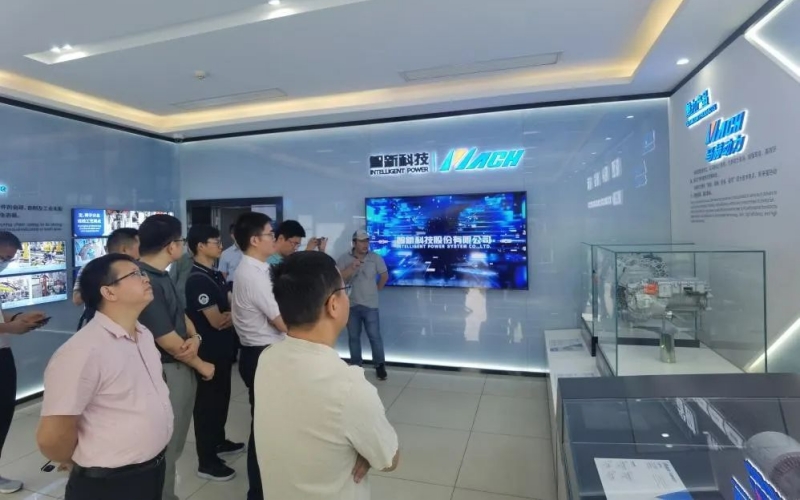 专家教授们参观智新科技股份有限公司。湖北省人社厅供图