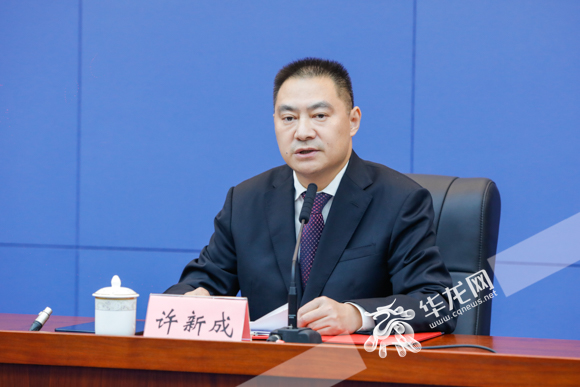 徐新成回答记者提问。华龙网记者 石涛 摄