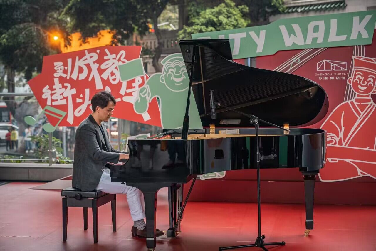 成都74个公共钢琴“音乐微场景”上演无数动人乐曲3.jpg