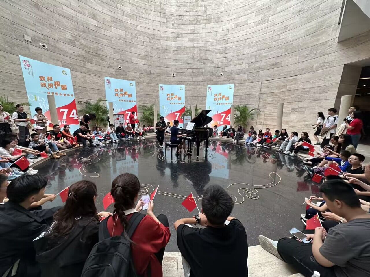 成都74个公共钢琴“音乐微场景”上演无数动人乐曲2.jpg