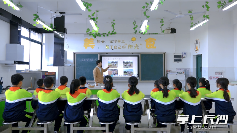 李凯旋老师给同学们讲解奶茶的制作方法和洛神花的生长习性、食用价值等。均为长沙晚报通讯员 艾梦雪 供图