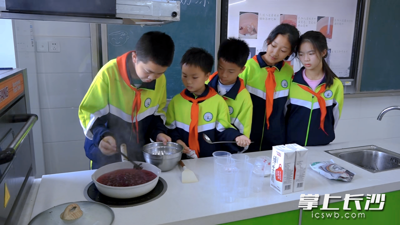 自己调制洛神花奶冻。