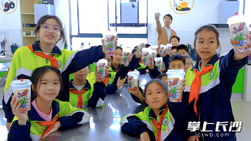 品尝自己调制的洛神花奶冻，又香又甜！