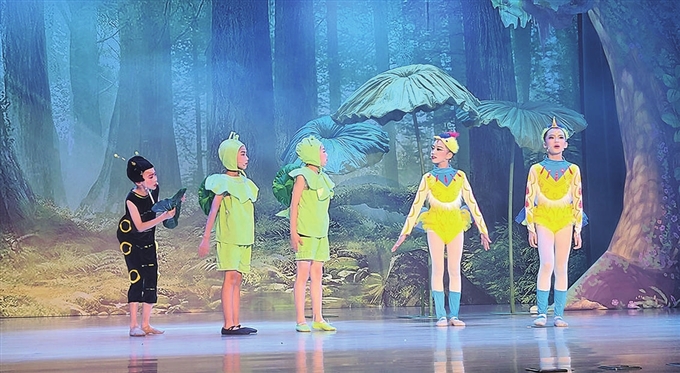 　　儿童音乐剧《蜗牛与黄鹂鸟》在星海剧场精彩上演。　　□记者 杨溢 摄