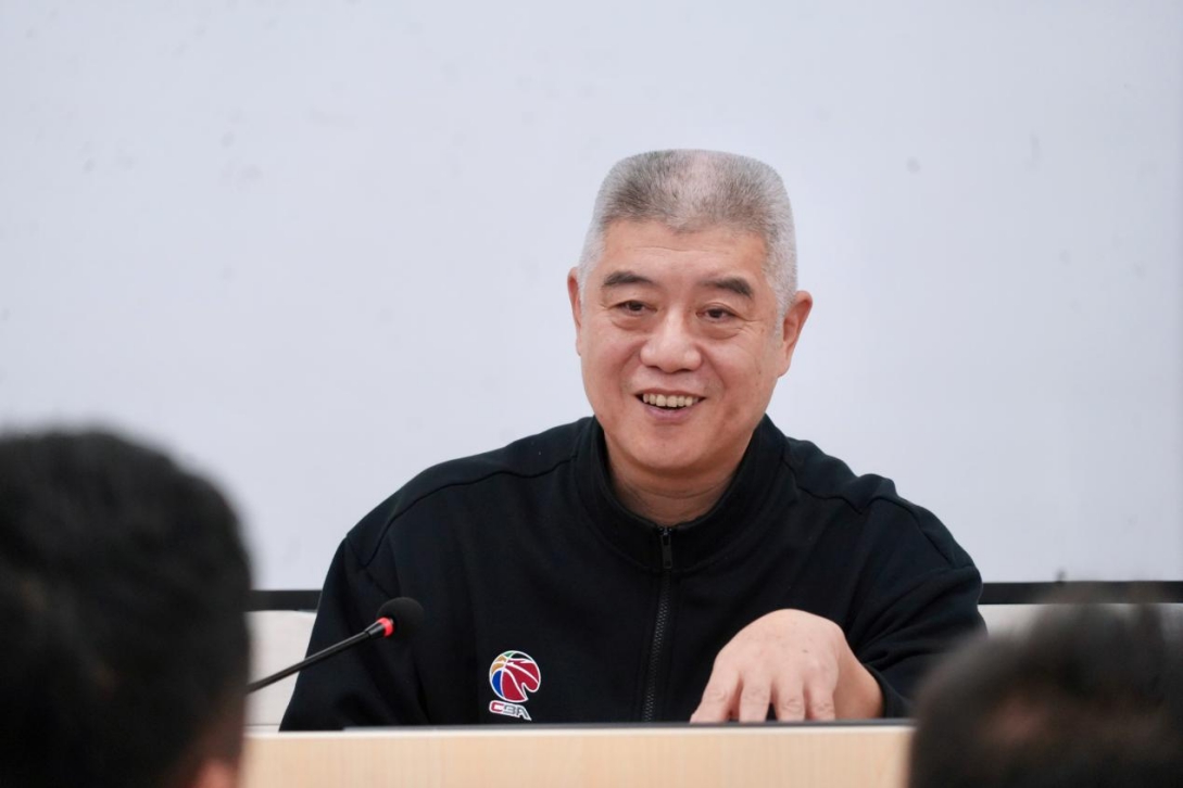 中国篮协副主席徐济成在授课。