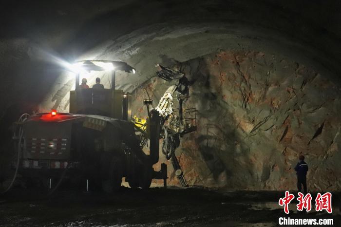 青岛胶州湾二隧施工至海面下115米 系目前国内海底道路隧道最深深度 | 极目新闻