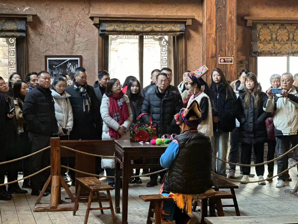 参加活动的代表进行旅游线路考察。重庆市文化旅游委供图