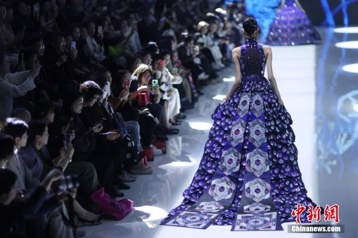 2021AW中国国际时装周对话Esa Liang梁冰琴更对的东_潮流_雷捷多时尚穿搭网