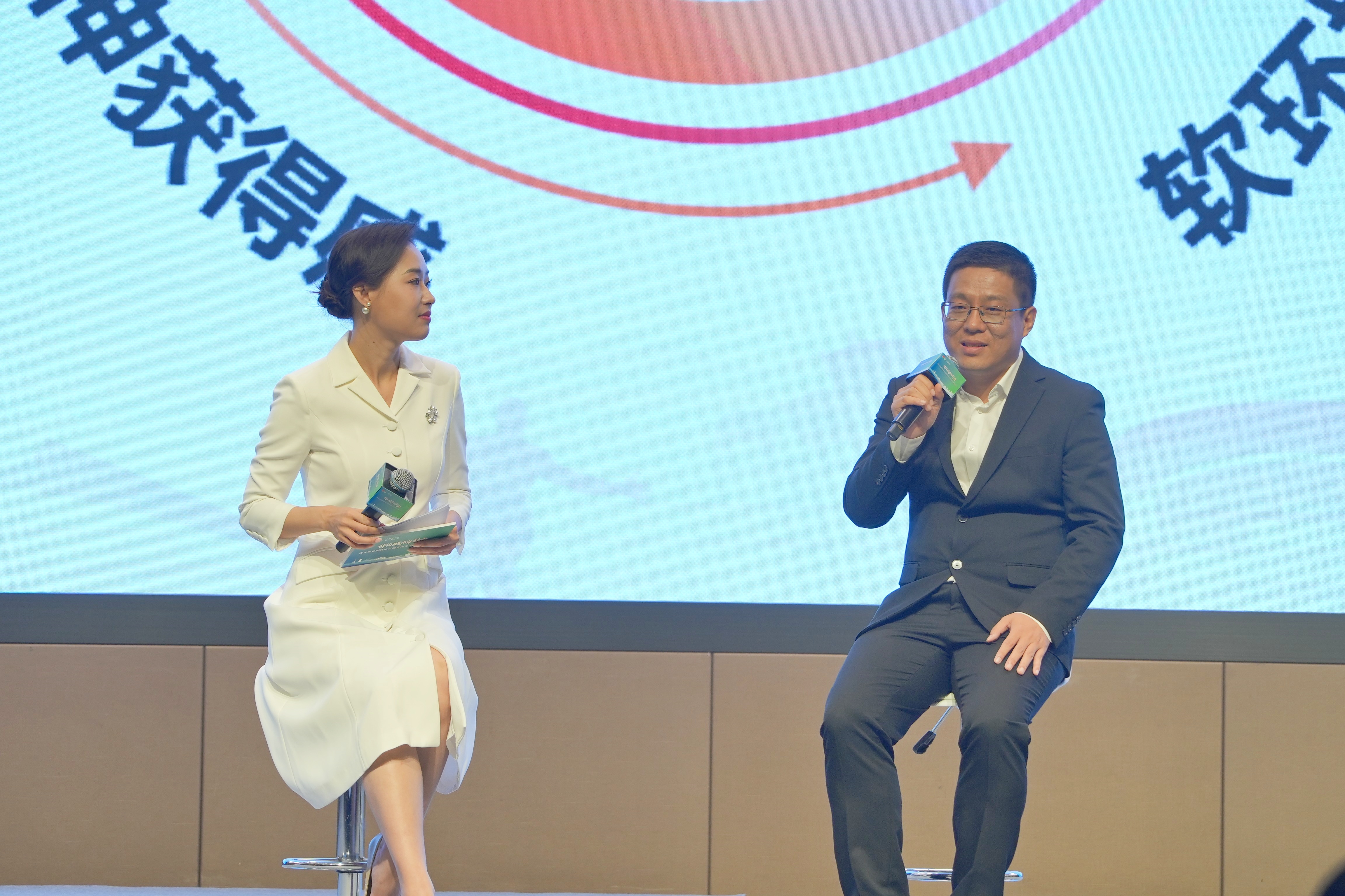 互动访谈环节，佛山科学技术学院青年教师温录亮提出思考和建议_副本