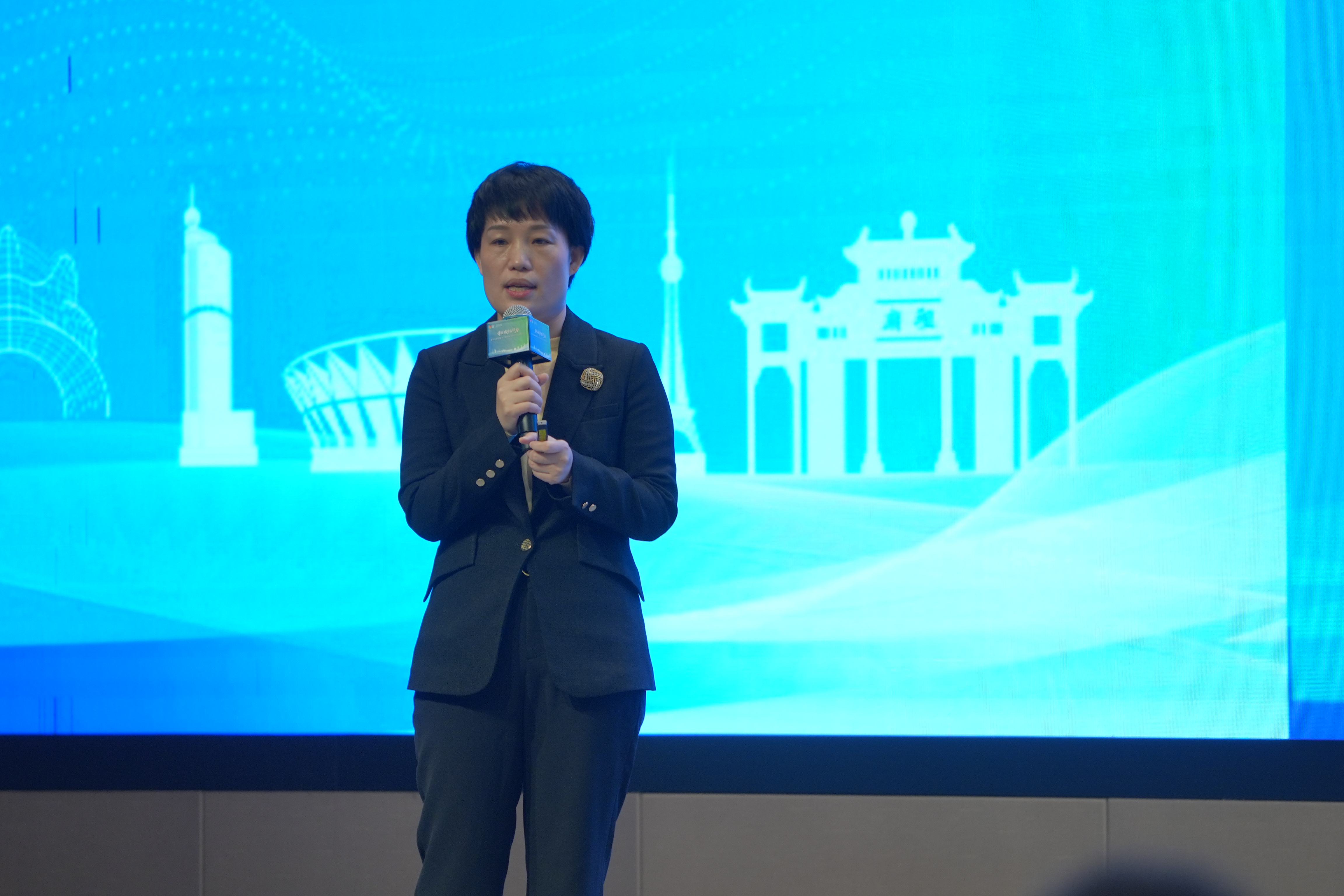 梁显凤 佛山市人力资源和社会保障局副局长作政策解读
