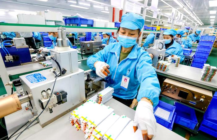 在江西省吉安市峡江县一家新能源企业生产车间，工人在忙着生产。