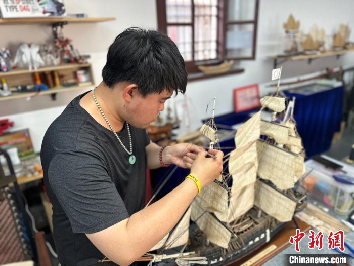 山東煙臺(tái)古船復(fù)原師：用刻刀“對話”古代舟船