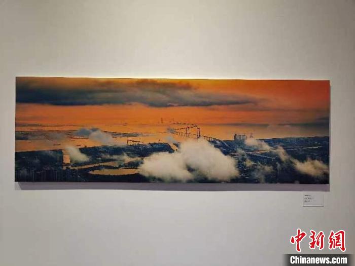 在色彩光影中见证超级工程：深中通道油画摄影展在广州开幕