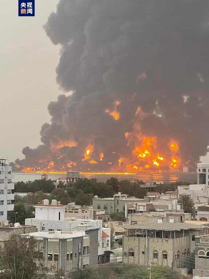 △此前，空袭导致荷台达港燃料存储设施着火