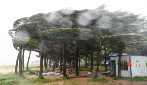 台风“摩羯”登陆 风力超17级