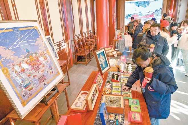 1月6日，“瓣瓣同心京津冀 欢欢喜喜过大年”主题宣传联合采访团走进北京古代建筑博物馆，了解北京各具特色的博物馆文创产品。
