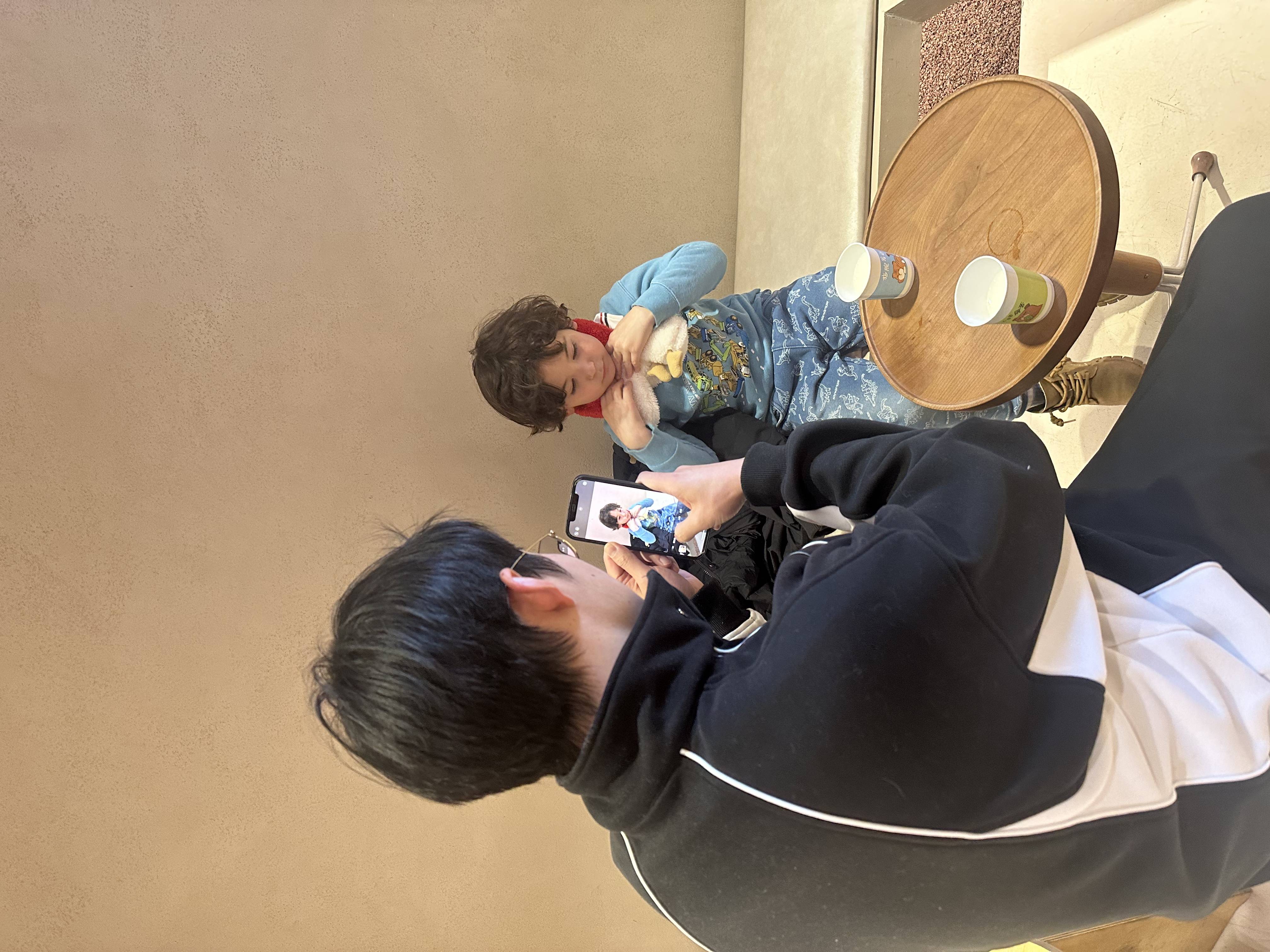 家人给柚子拍摄短视频。 受访者供图