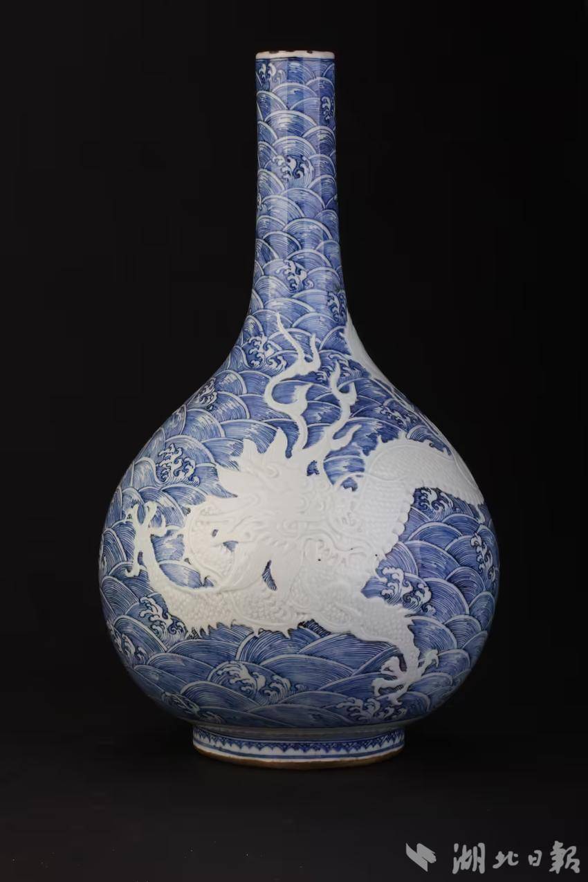 清 青花海水白釉龙纹胆瓶 武汉博物馆藏