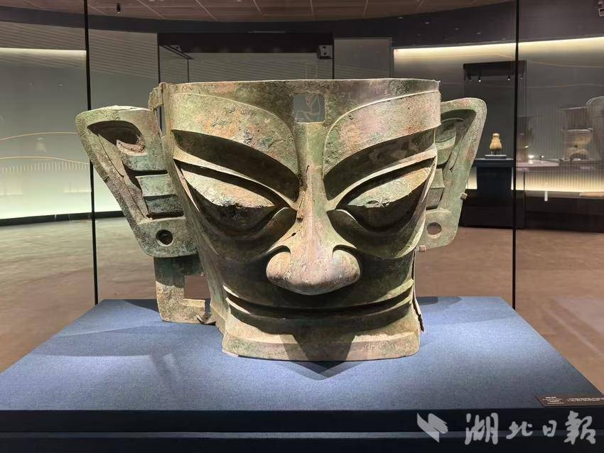 商代 青铜大面具  四川广汉三星堆遗址出土 