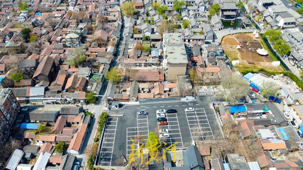 百花洲畔大型露天停车场改造完成，可停放50多辆机动车