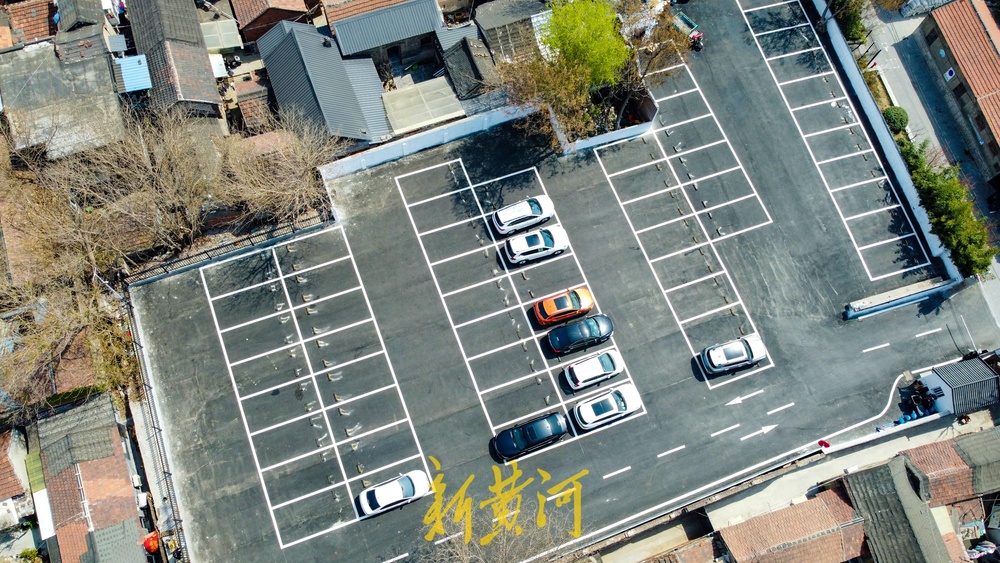 百花洲畔大型露天停车场改造完成，可停放50多辆机动车